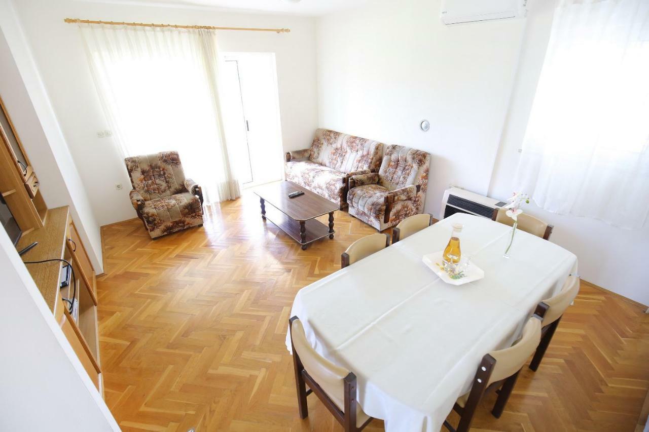 Large Gardens 2 Apartment Бибине Екстериор снимка