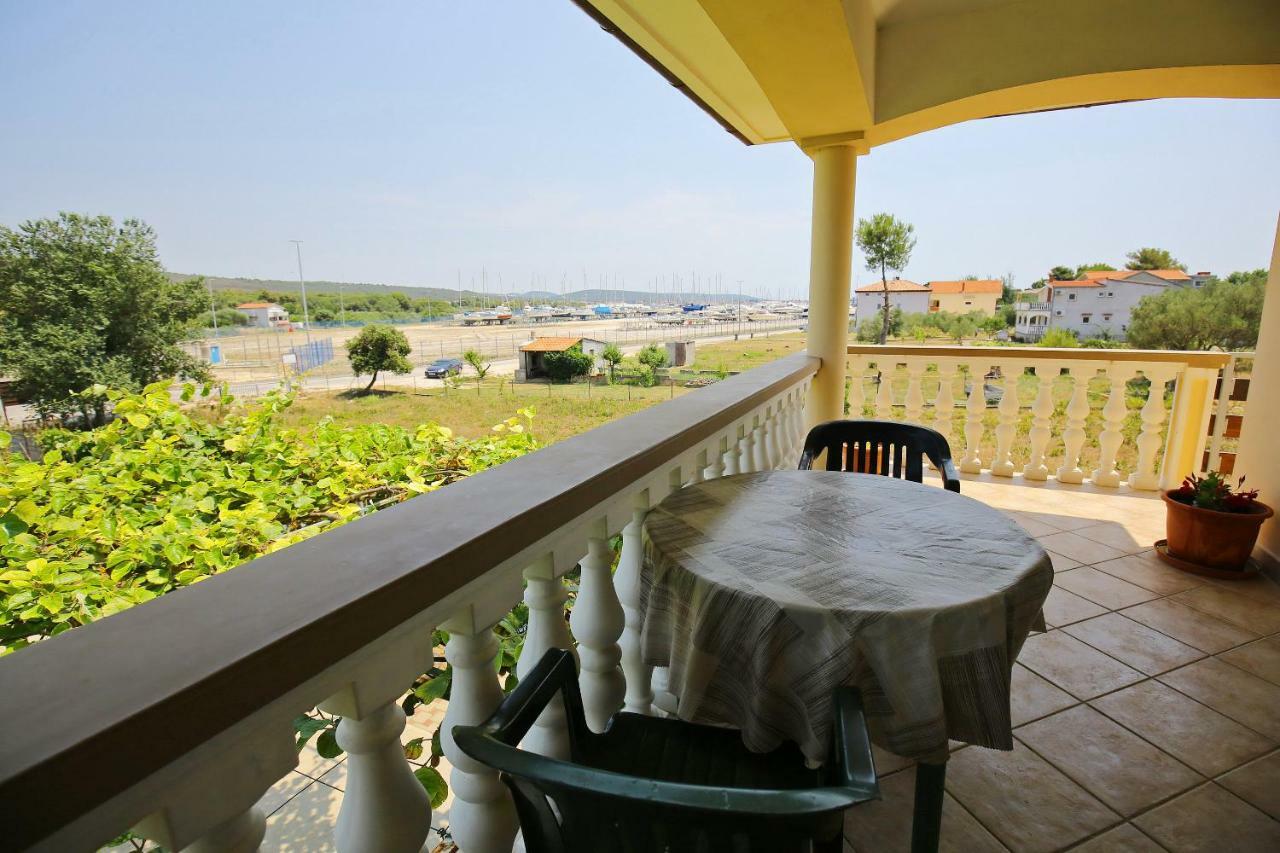 Large Gardens 2 Apartment Бибине Екстериор снимка